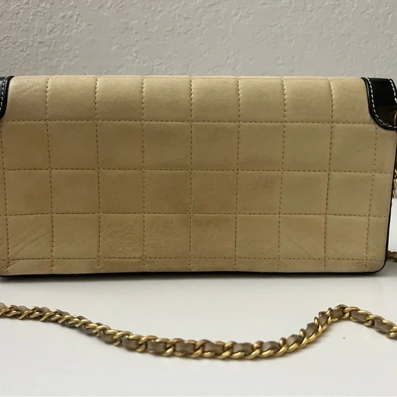 CHANEL Quilted Beige and Black Shoulder Bag - Picture 2 of 15
